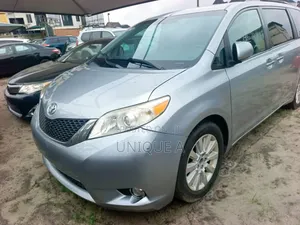 Toyota Sienna XLE Premium 7-Passenger 4dr Minivan AWD (3.5L 6cyl 6A)