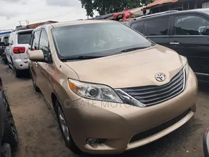 Toyota Sienna LE FWD 8-Passenger 2013 Gold