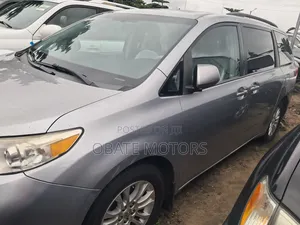 Toyota Sienna XLE AWD 7-Passenger 2013 Silver