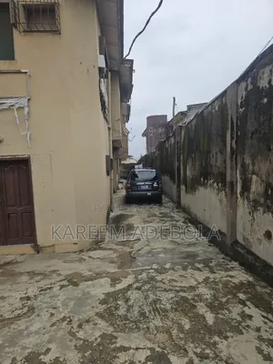 3bdrm Block of Flats in Shobowale, Berger for rent