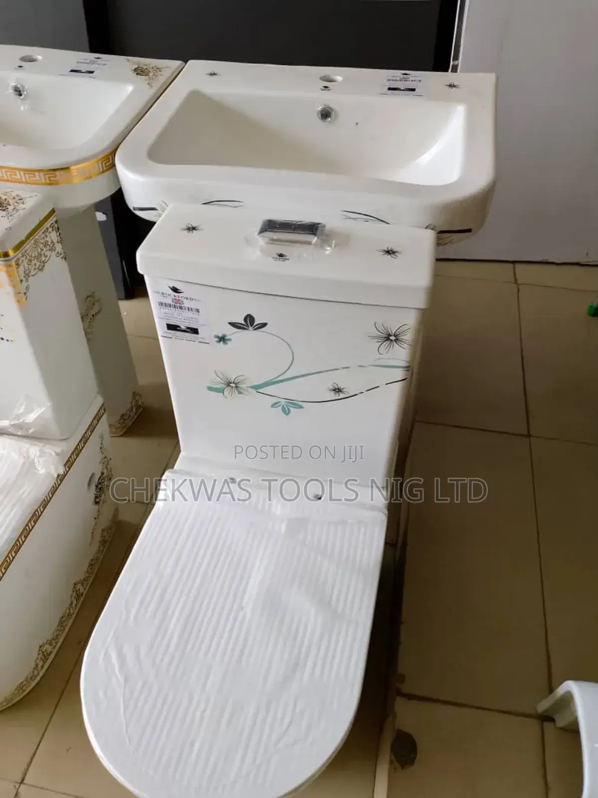 High-Quality England Water Closet
