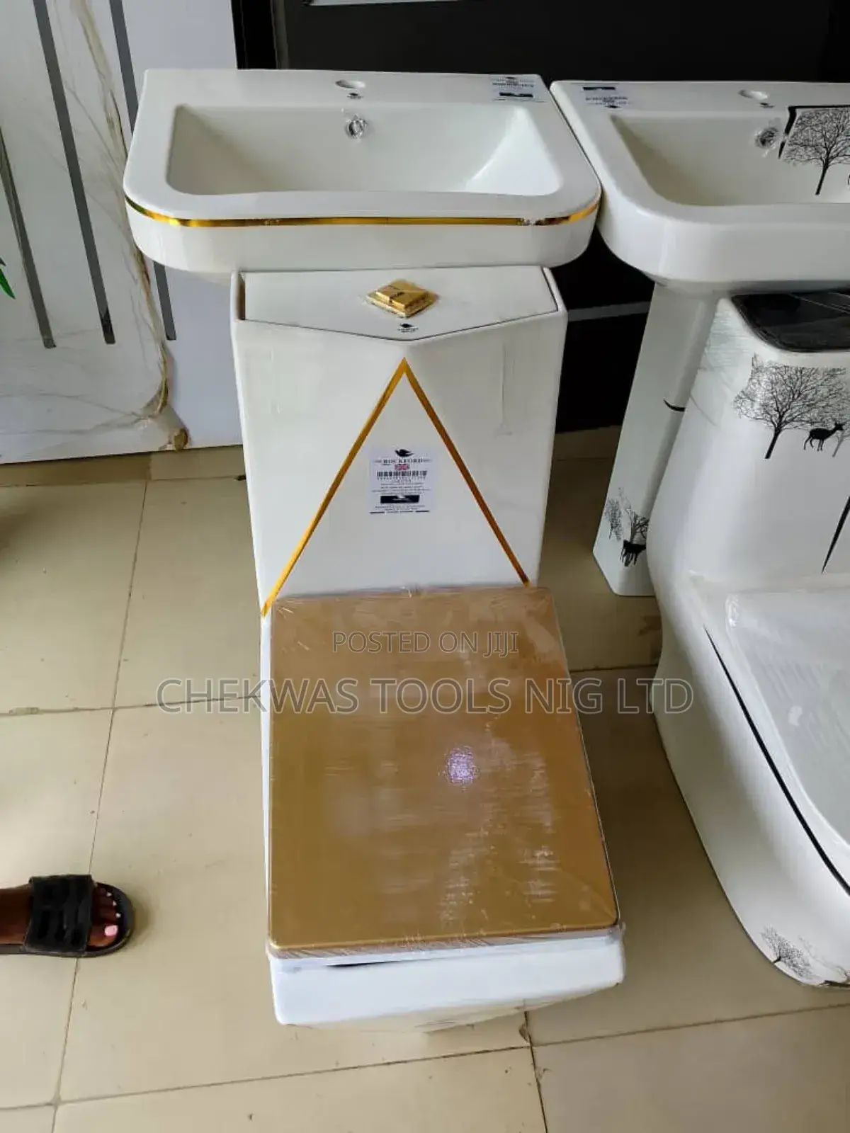 High-Quality England Water Closet