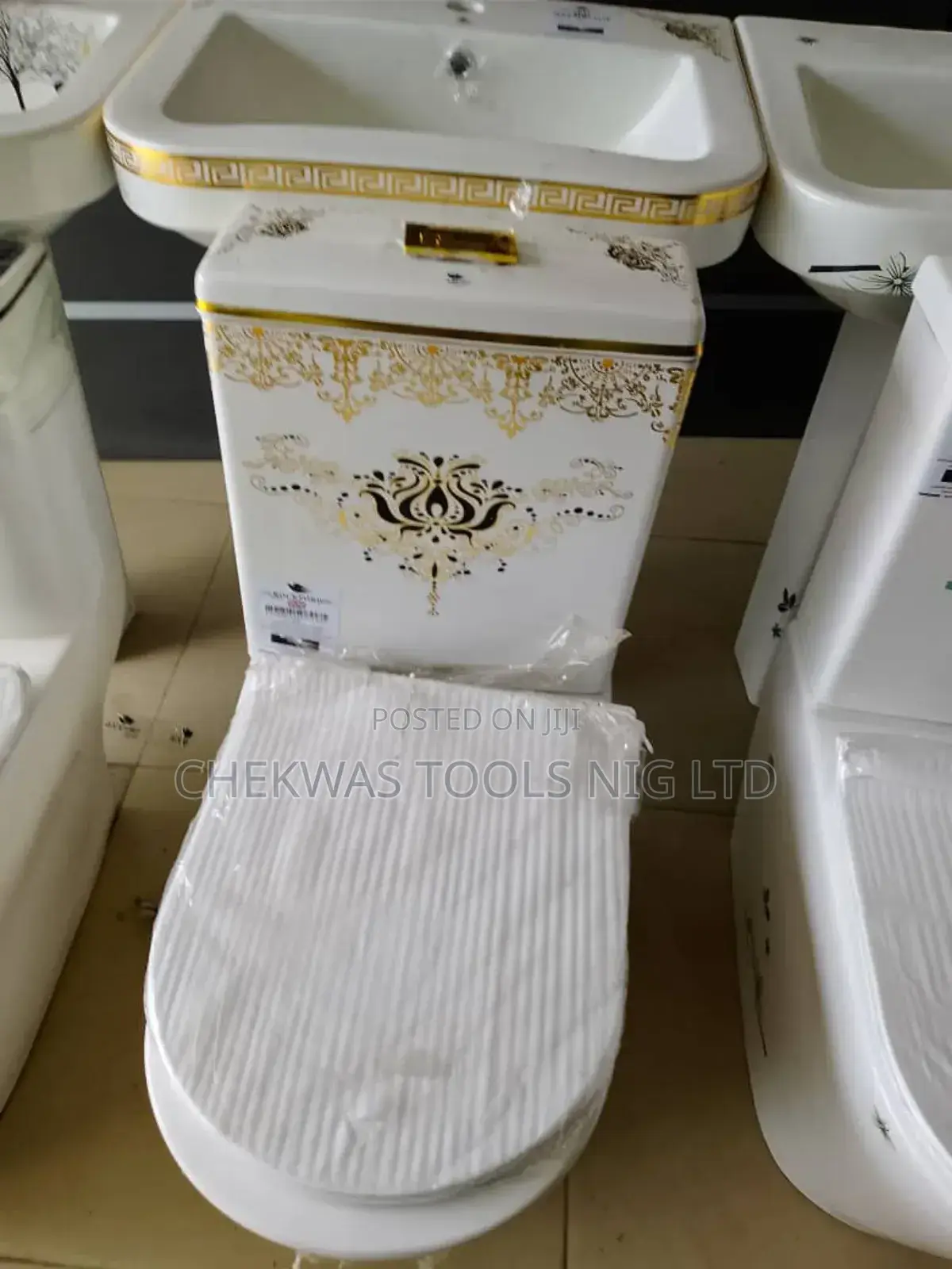 High-Quality England Water Closet