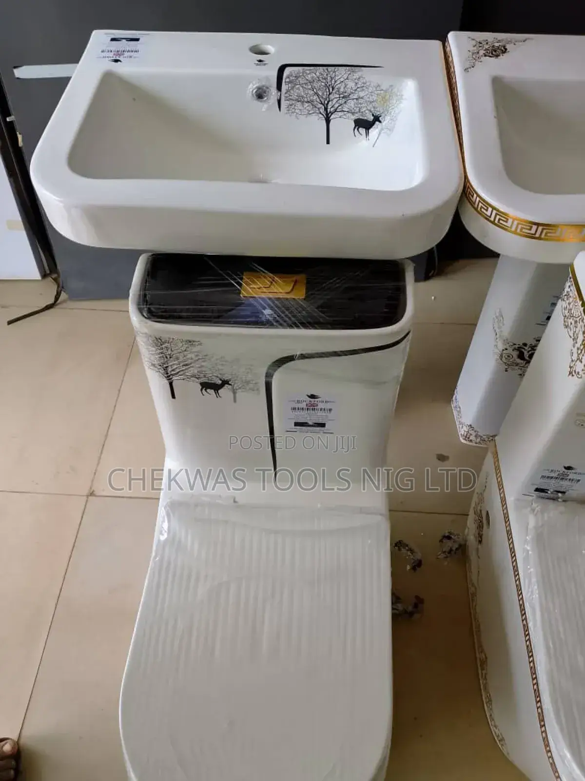 High-Quality England Water Closet
