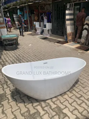 Sleek White Freestanding Oval Bathtub