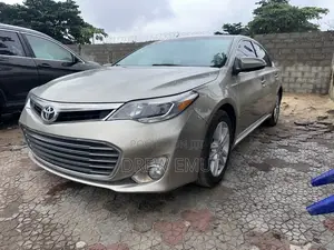 Toyota Avalon XLE Premium Sedan FWD (3.5L 6cyl 6A) 2013 Gold