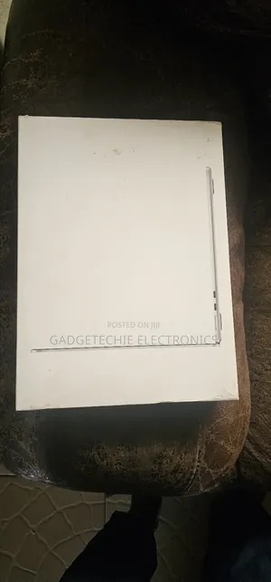New Laptop Apple MacBook 8GB Apple M3 SSD 256GB