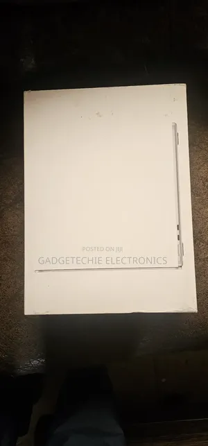 New Laptop Apple MacBook 8GB Apple M3 SSD 256GB