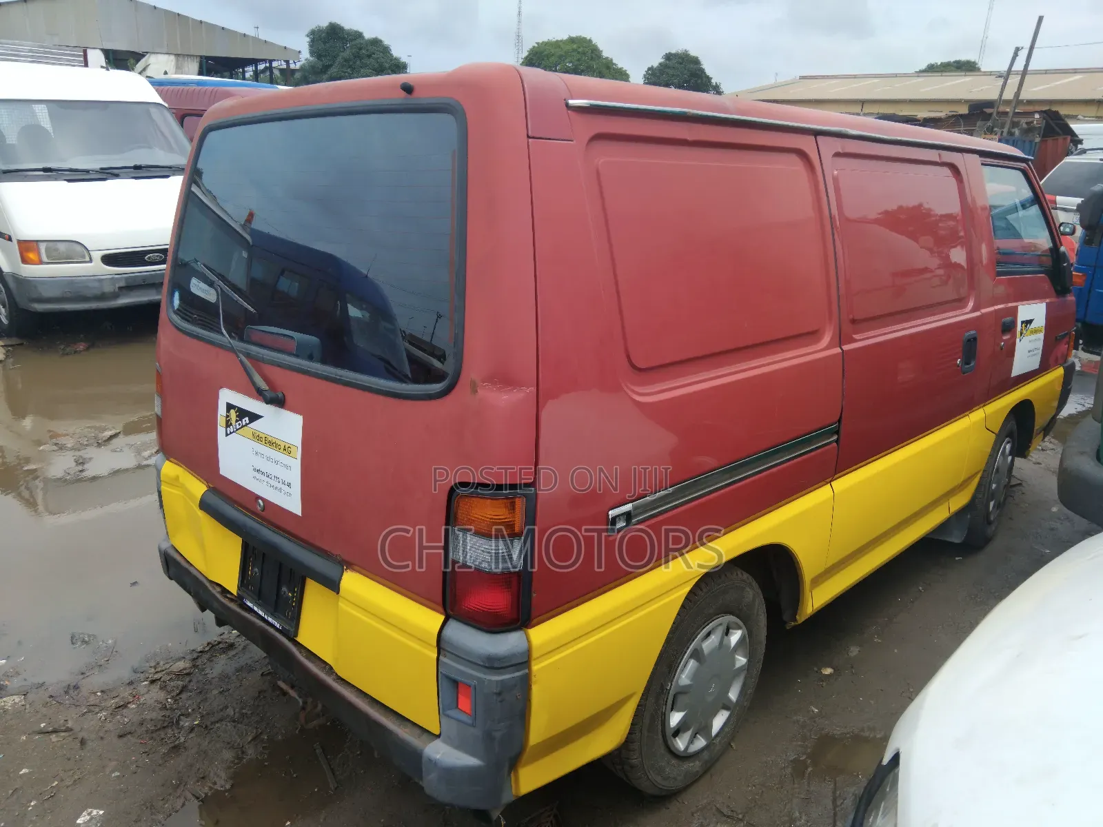 Mitsubishi L300 2005 Red