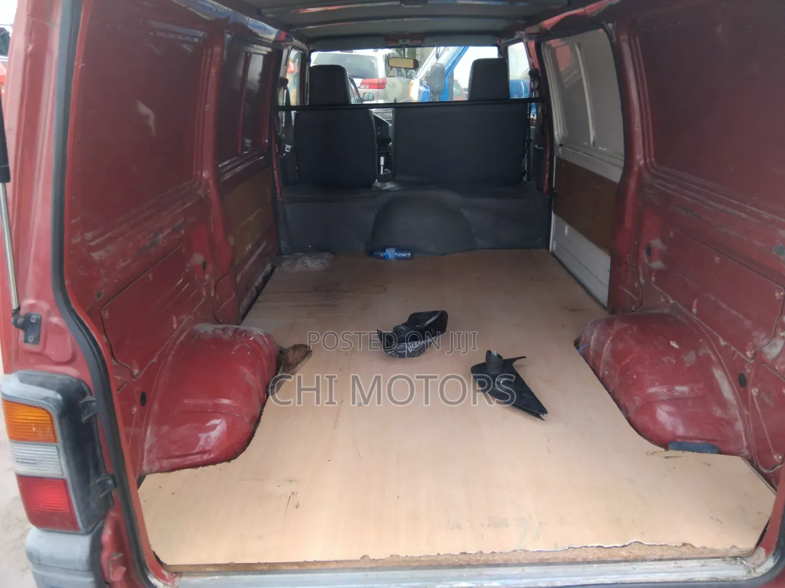 Mitsubishi L300 2005 Red