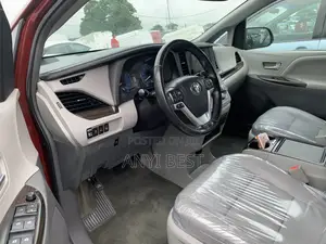 Toyota Sienna 2016 Red