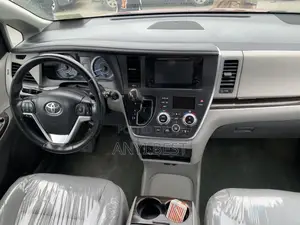Toyota Sienna 2016 Red