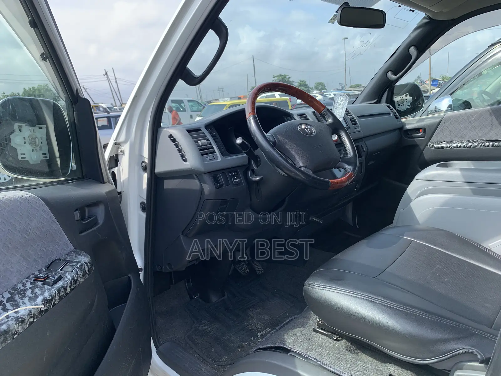 Toyota HiAce 2007 White