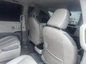 Toyota Sienna Limited 7 Passenger 2011 Silver
