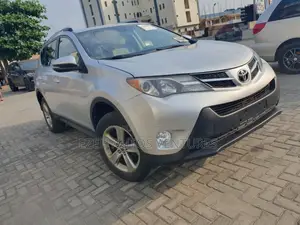 Toyota RAV4 XLE 4dr SUV (2.5L 4cyl 6A) 2015 Silver