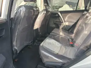 Toyota RAV4 XLE 4dr SUV (2.5L 4cyl 6A) 2015 Silver