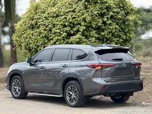 Toyota Highlander XLE 2022 Gray