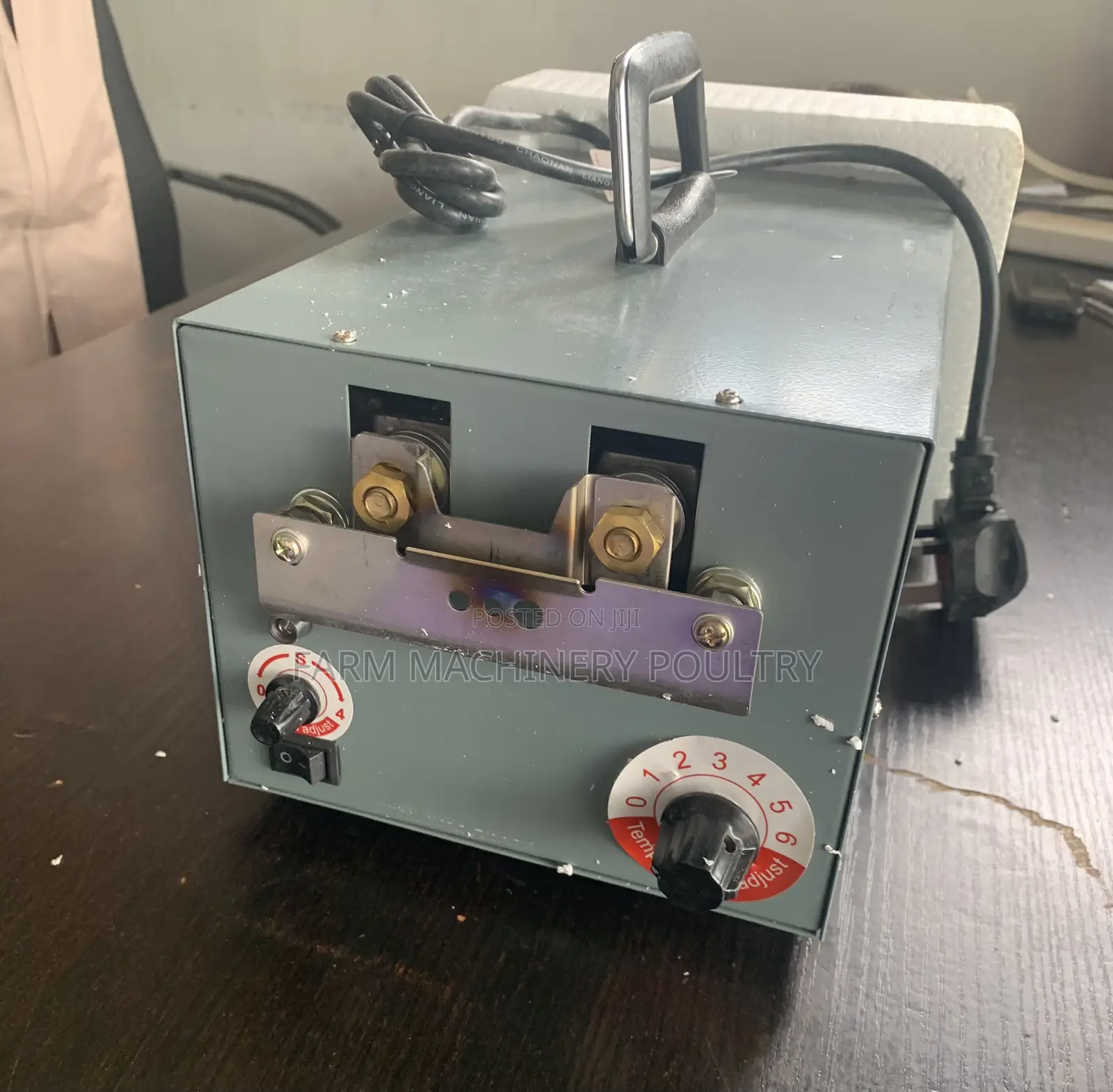 Debeaking Machine