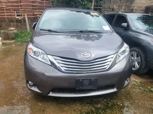 Toyota Sienna XLE Premium 7 Passenger (3.5L 6cyl 8A) 2017 Gray