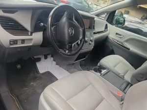 Toyota Sienna XLE Premium 7 Passenger (3.5L 6cyl 8A) 2017 Gray
