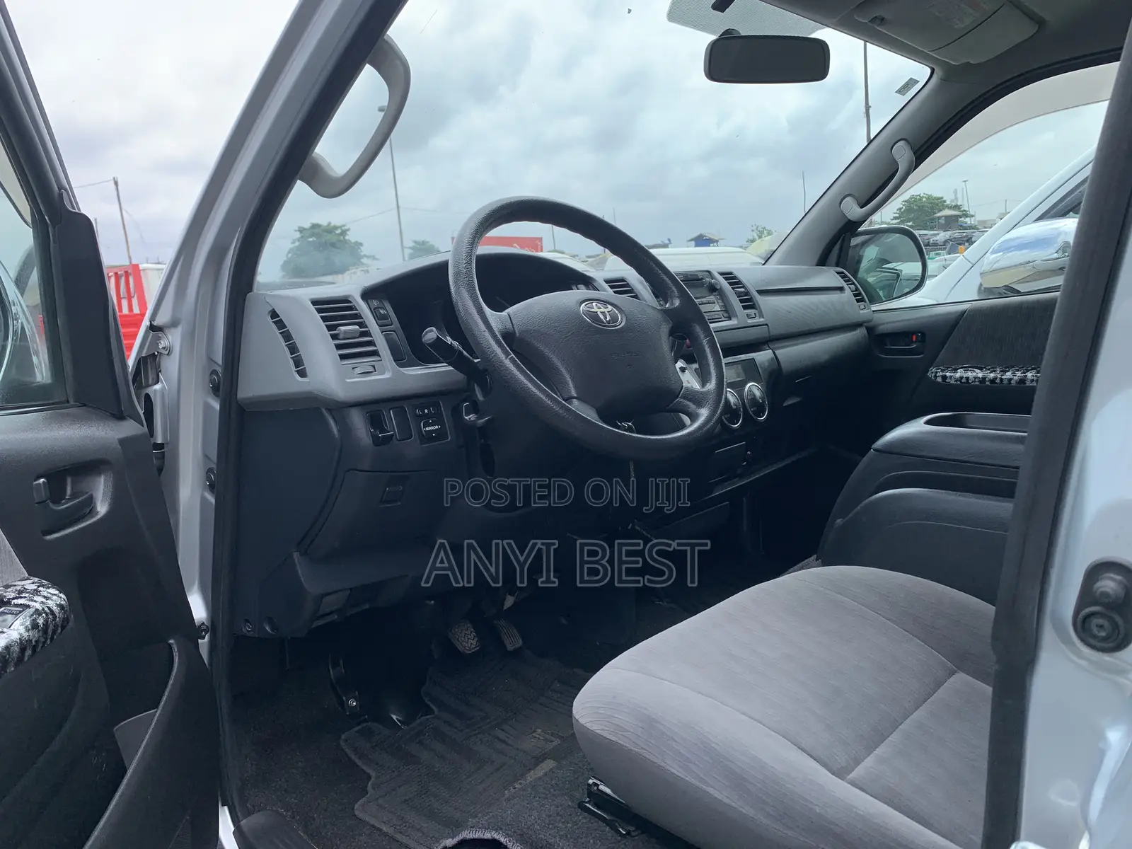 Toyota HiAce 2015 Silver