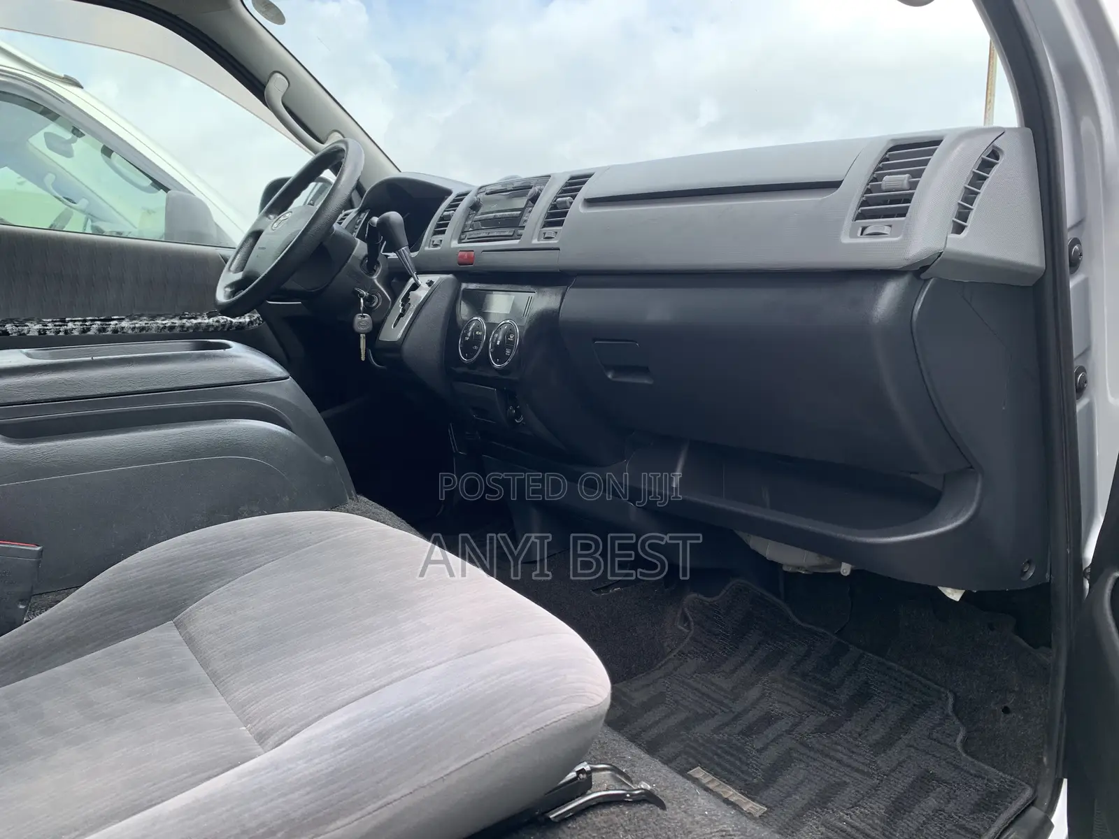 Toyota HiAce 2015 Silver