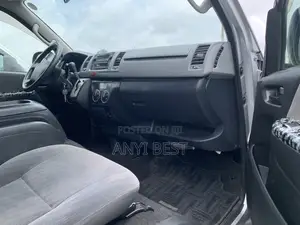Toyota HiAce 2015 Silver