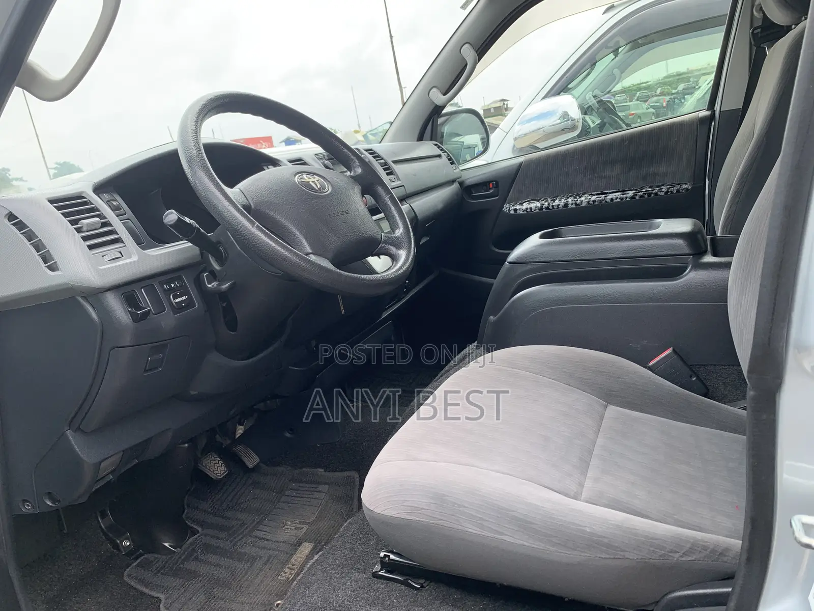 Toyota HiAce 2015 Silver