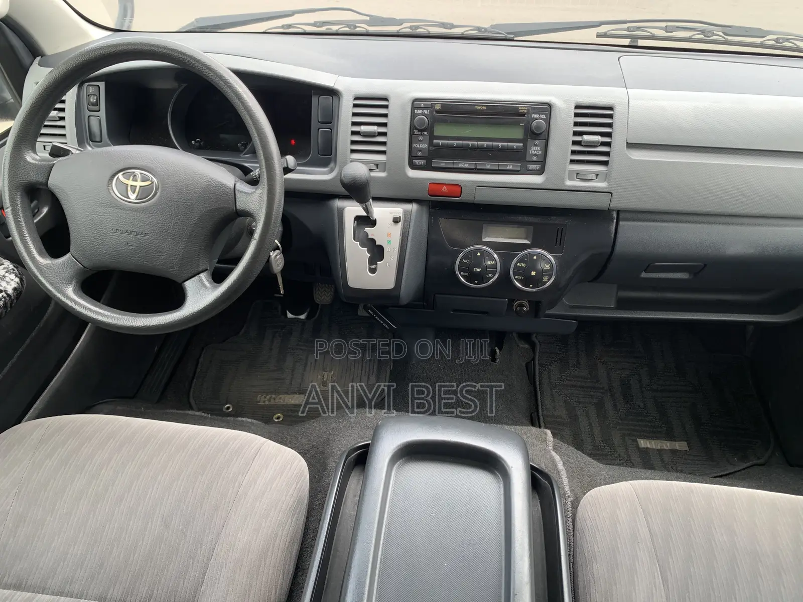 Toyota HiAce 2015 Silver