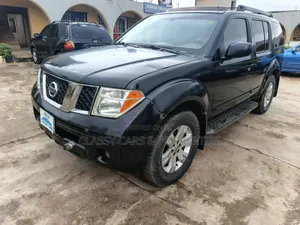 Photo - Nissan Pathfinder LE 4x4 2006 Black