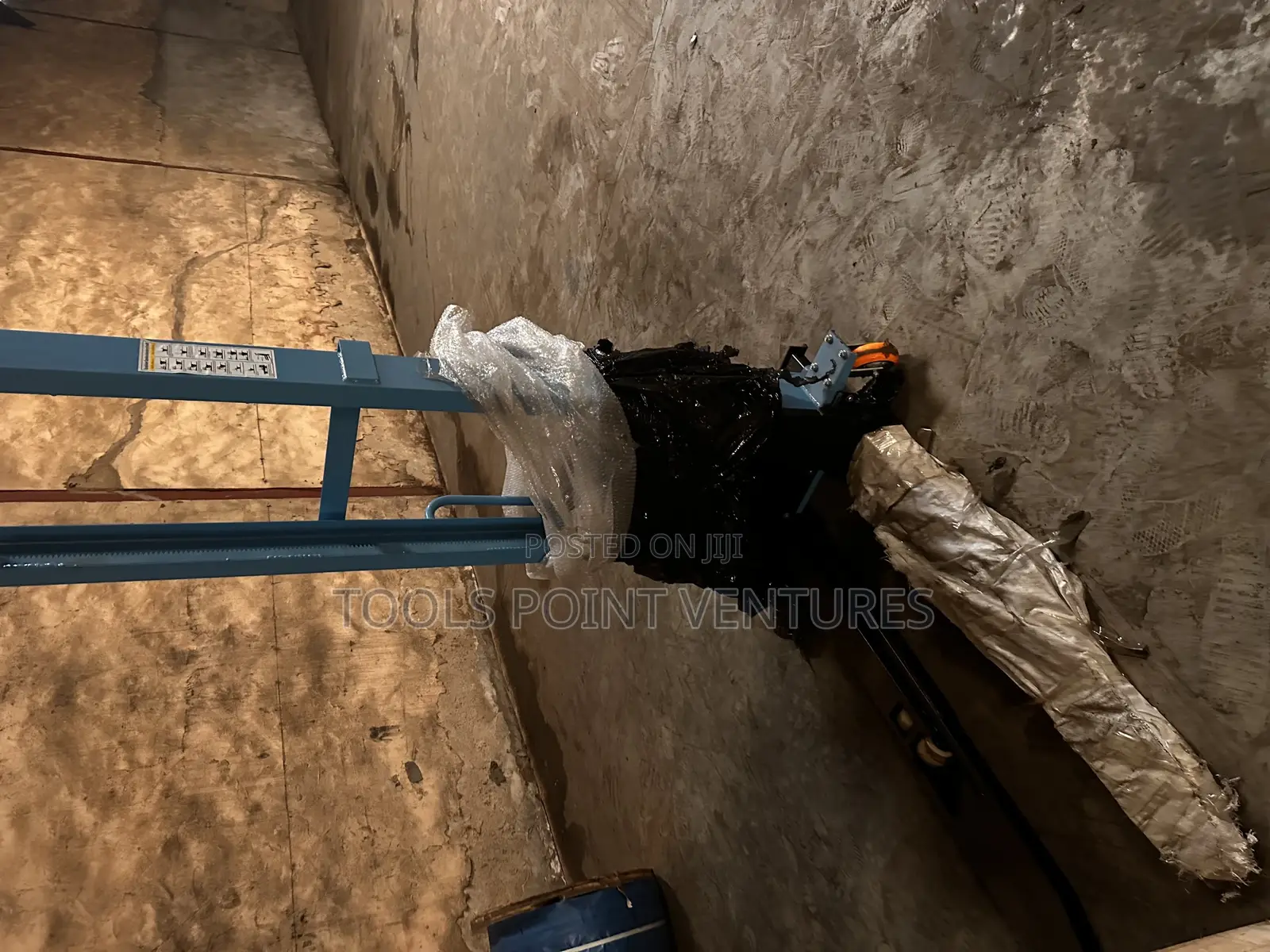 2tons Semi-Electric Straddle Stacker(Battery Powered)