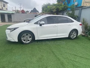 Photo - Toyota Corolla 2021 White