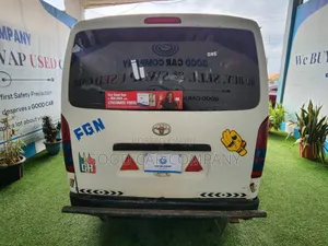 Toyota HiAce 220 2007 White