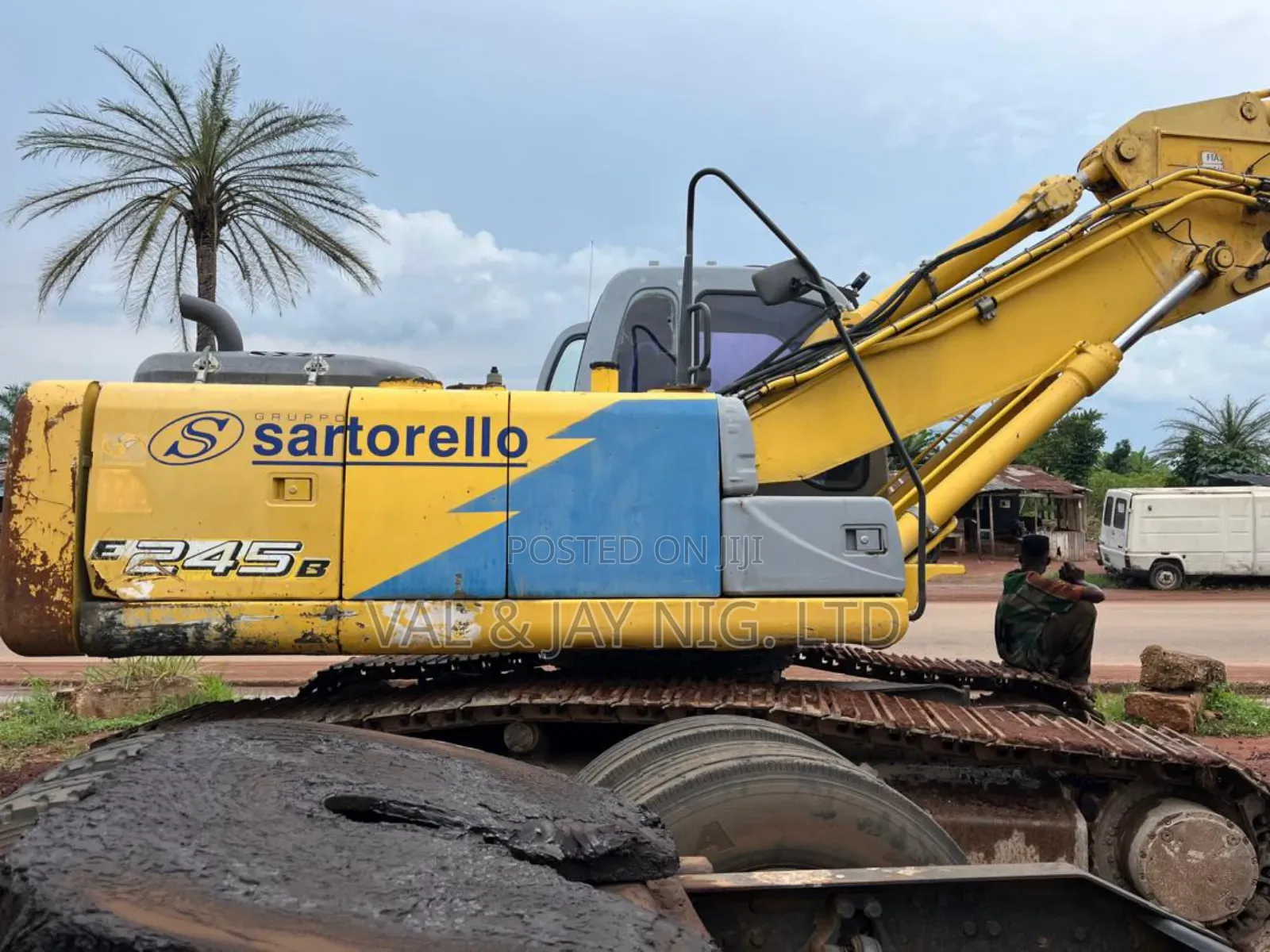 New Holland E245 Excavator - Foreign Use