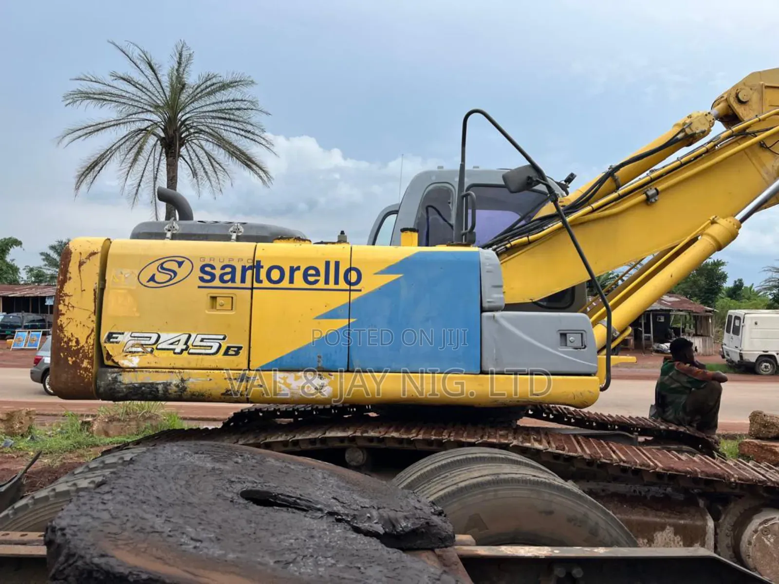 New Holland E245 Excavator - Foreign Use
