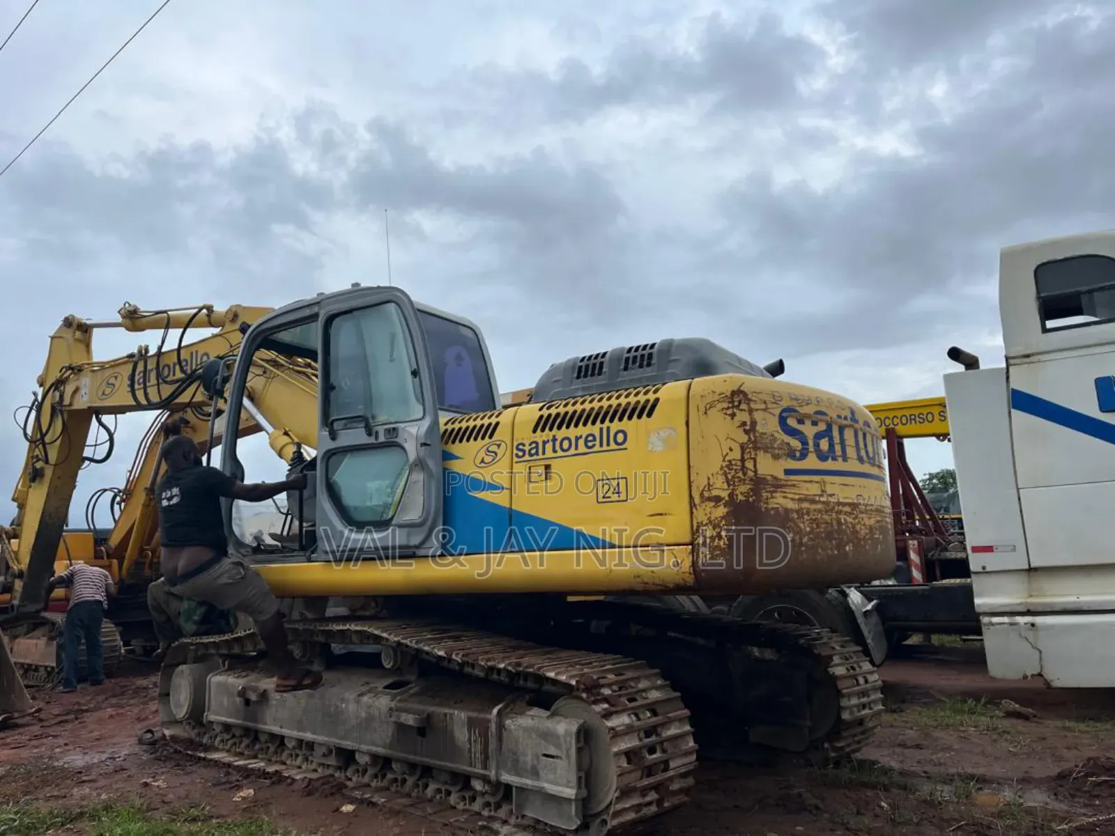 New Holland E245 Excavator - Foreign Use