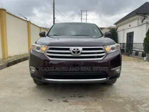 Toyota Highlander SE 2012 Brown