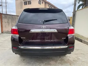 Toyota Highlander SE 2012 Brown