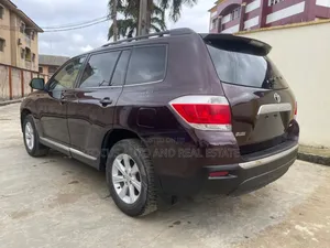 Toyota Highlander SE 2012 Brown