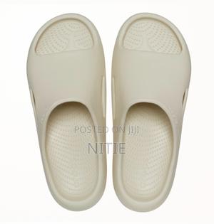 Crocs Mellow Recovery Slides (Beige)