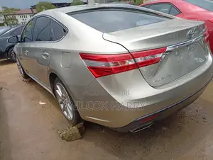 Toyota Avalon XLE Premium 4dr Sedan (3.5L 6cyl 6A) 2014 Gold