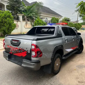 Toyota Hilux 2024 Gray