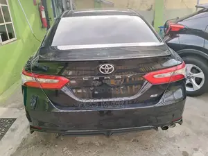 Toyota Camry SE FWD (2.5L 4cyl 8AM) 2018 Black