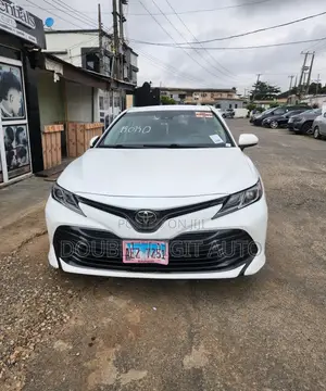 Toyota Camry LE FWD (2.5L 4cyl 8AM) 2018 White