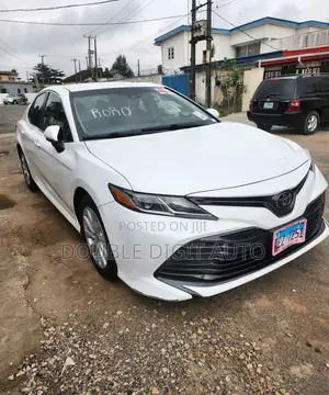 Toyota Camry LE FWD (2.5L 4cyl 8AM) 2018 White