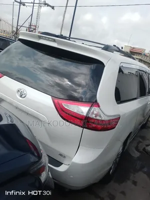 Toyota Sienna XLE 8 Passenger (3.5L 6cyl 8A) 2017 White