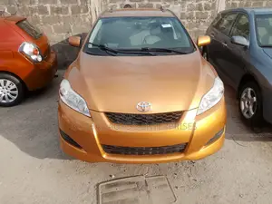 Toyota Matrix XRS Hatchback FWD (2.4L 4cyl 5A) 2010 Gold