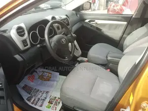 Toyota Matrix XRS Hatchback FWD (2.4L 4cyl 5A) 2010 Gold