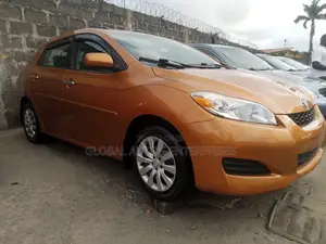 Toyota Matrix XRS Hatchback FWD (2.4L 4cyl 5A) 2010 Gold