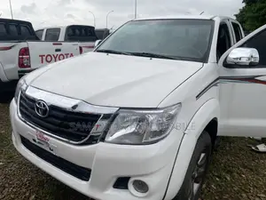 Toyota Hilux SR 4x4 2013 White